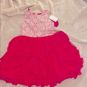 Sleeveless dress with white lace overlay